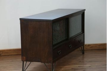 アンティーク家具　アンティーク 鉄脚付きの結霜ガラスローボード(テレビボード)