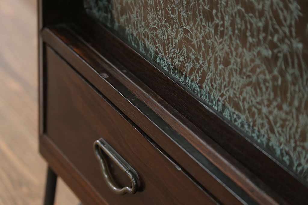 アンティーク家具　アンティーク 鉄脚付きの結霜ガラスローボード(テレビボード)