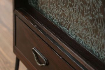 アンティーク家具　アンティーク 鉄脚付きの結霜ガラスローボード(テレビボード)