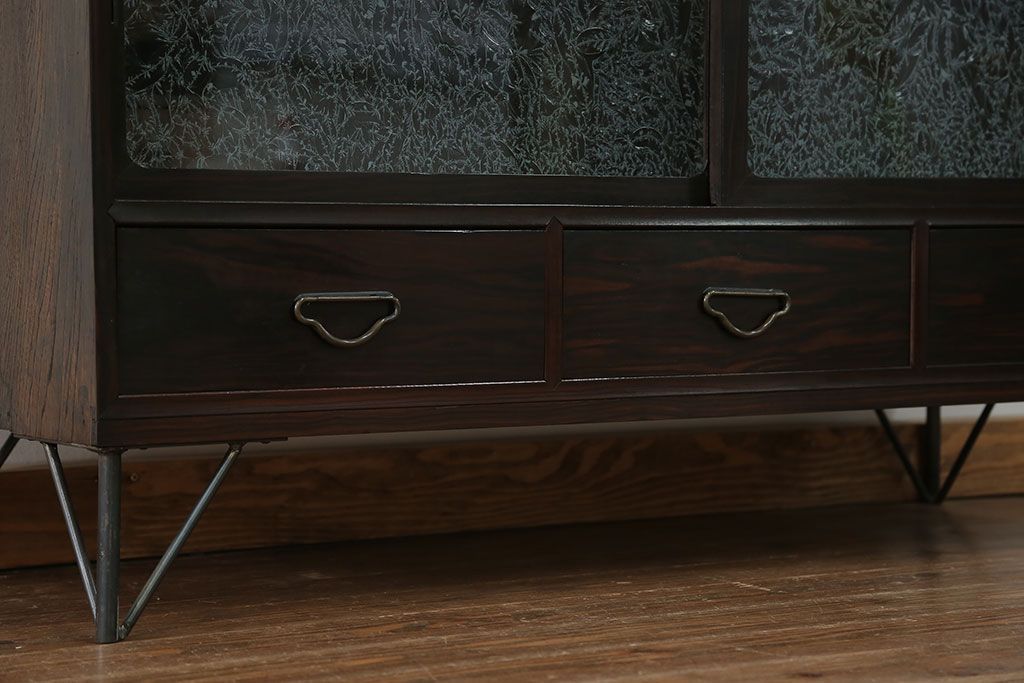 アンティーク家具　アンティーク 鉄脚付きの結霜ガラスローボード(テレビボード)