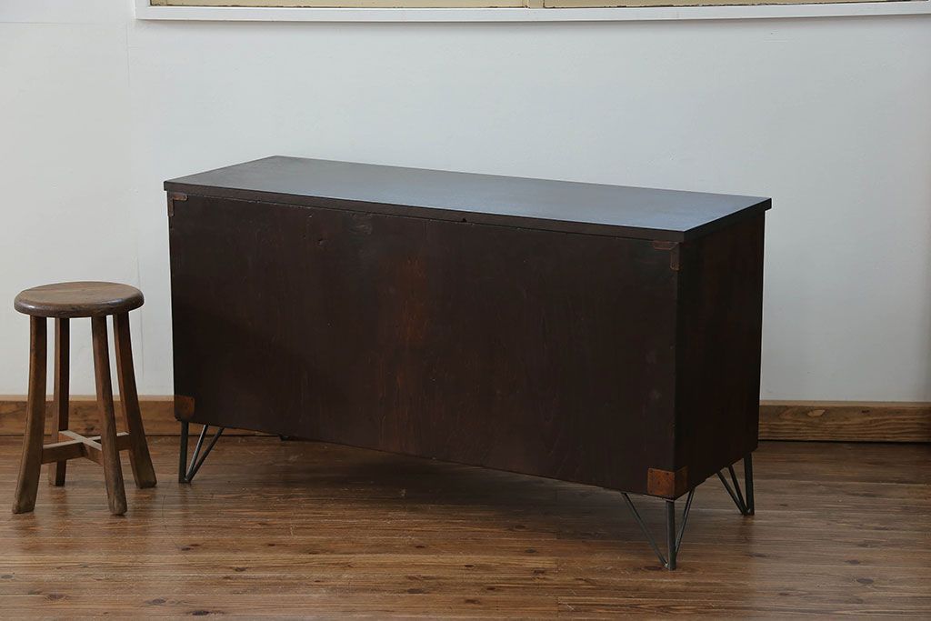 アンティーク家具　アンティーク 鉄脚付きの結霜ガラスローボード(テレビボード)