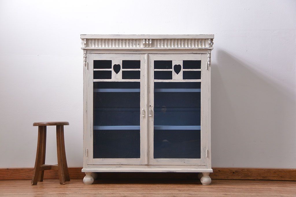 アンティーク家具　アンティークペイント かわいいデザインの脚付き収納棚 (食器棚、キャビネット)