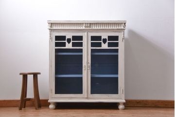 アンティーク家具　アンティークペイント かわいいデザインの脚付き収納棚 (食器棚、キャビネット)