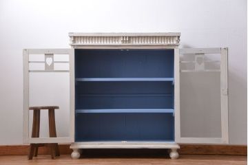 アンティーク家具　アンティークペイント かわいいデザインの脚付き収納棚 (食器棚、キャビネット)