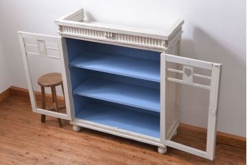 アンティーク家具　アンティークペイント かわいいデザインの脚付き収納棚 (食器棚、キャビネット)