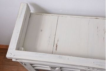 アンティーク家具　アンティークペイント かわいいデザインの脚付き収納棚 (食器棚、キャビネット)