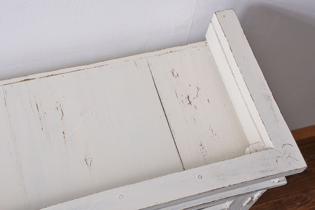 アンティーク家具　アンティークペイント かわいいデザインの脚付き収納棚 (食器棚、キャビネット)