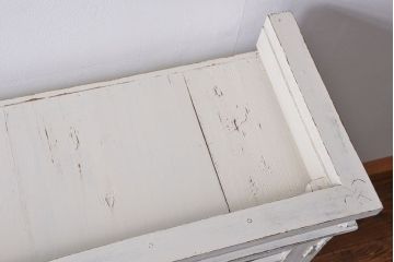 アンティーク家具　アンティークペイント かわいいデザインの脚付き収納棚 (食器棚、キャビネット)