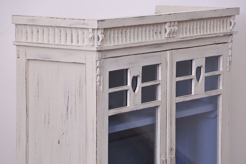 アンティーク家具　アンティークペイント かわいいデザインの脚付き収納棚 (食器棚、キャビネット)