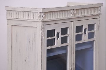 アンティーク家具　アンティークペイント かわいいデザインの脚付き収納棚 (食器棚、キャビネット)