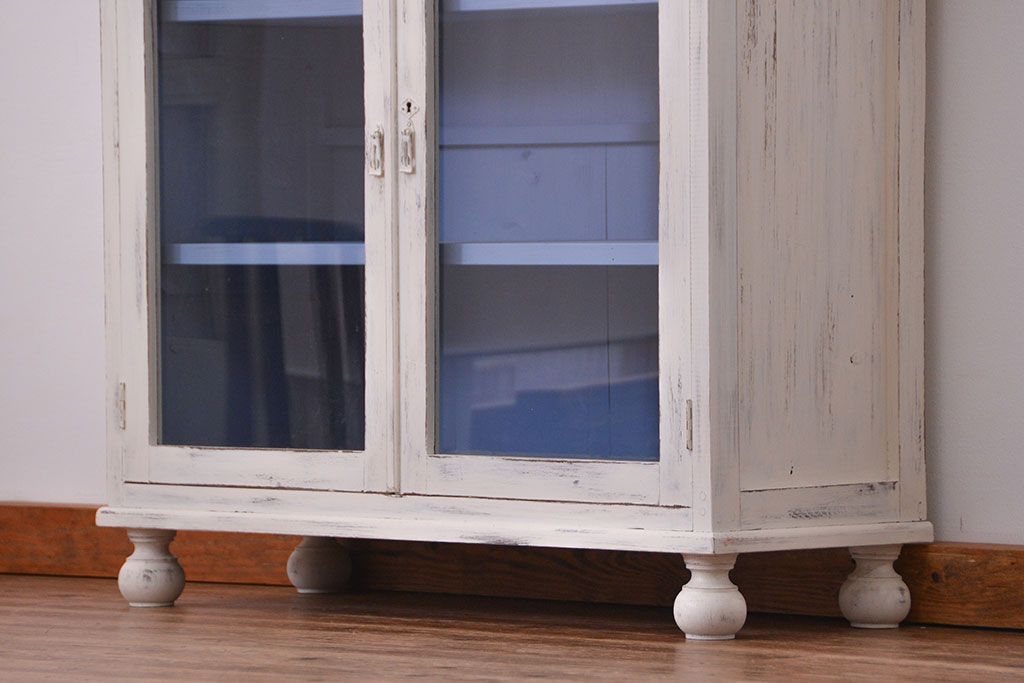 アンティーク家具　アンティークペイント かわいいデザインの脚付き収納棚 (食器棚、キャビネット)