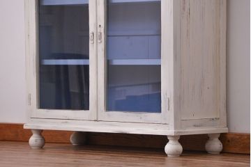 アンティーク家具　アンティークペイント かわいいデザインの脚付き収納棚 (食器棚、キャビネット)