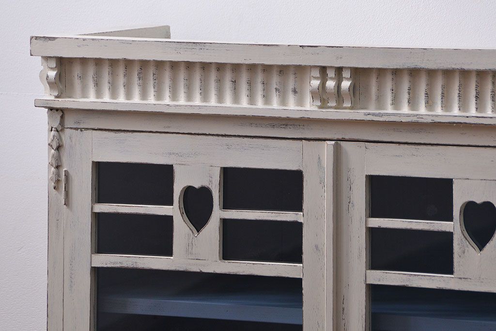 アンティーク家具　アンティークペイント かわいいデザインの脚付き収納棚 (食器棚、キャビネット)