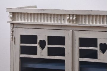 アンティーク家具　アンティークペイント かわいいデザインの脚付き収納棚 (食器棚、キャビネット)