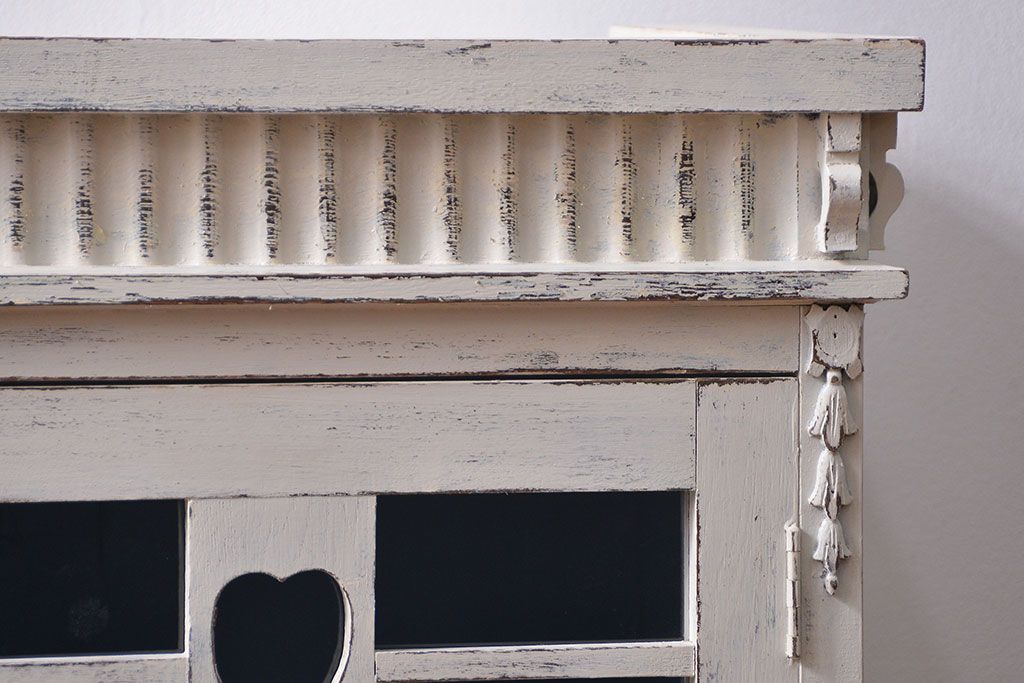 アンティーク家具　アンティークペイント かわいいデザインの脚付き収納棚 (食器棚、キャビネット)