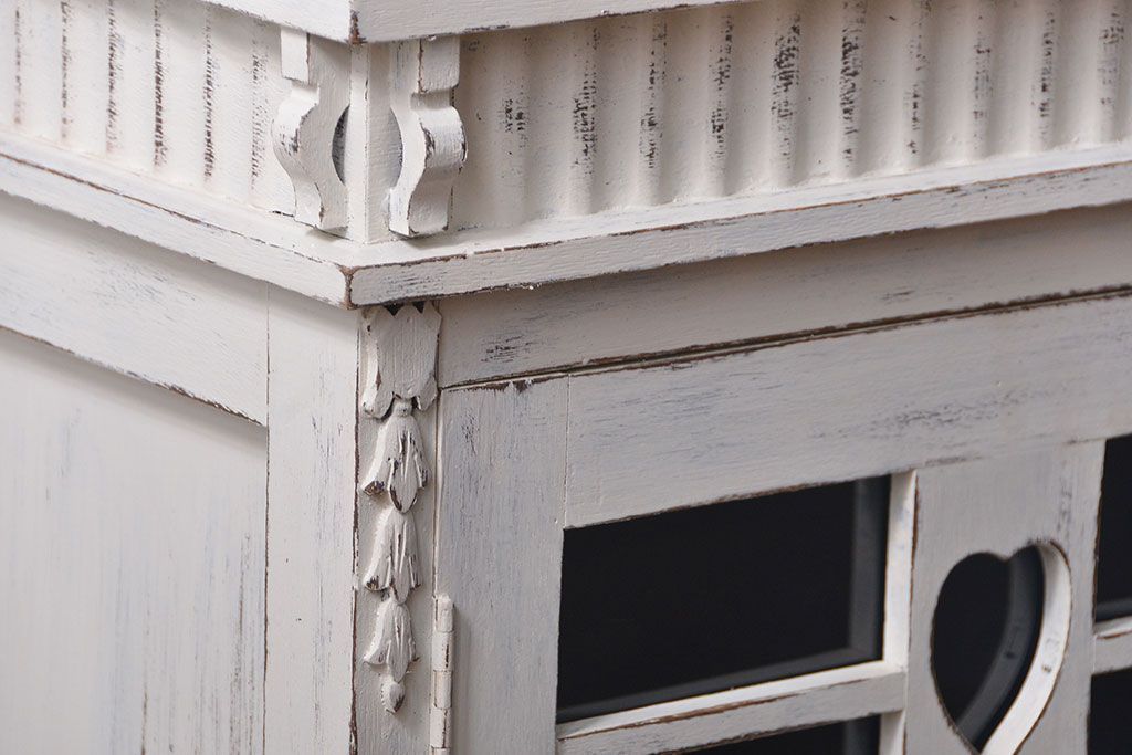 アンティーク家具　アンティークペイント かわいいデザインの脚付き収納棚 (食器棚、キャビネット)