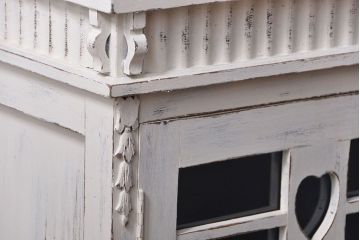 アンティーク家具　アンティークペイント かわいいデザインの脚付き収納棚 (食器棚、キャビネット)