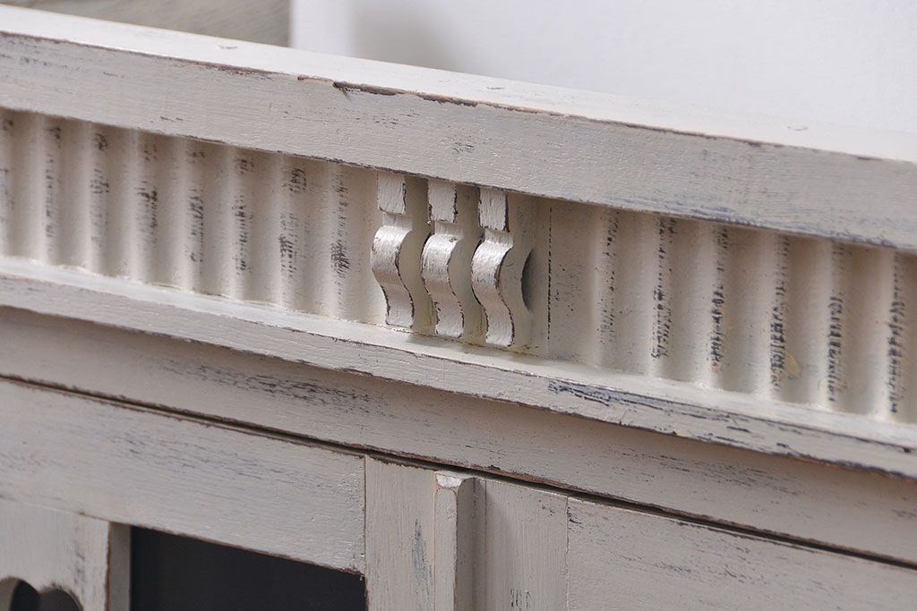 アンティーク家具　アンティークペイント かわいいデザインの脚付き収納棚 (食器棚、キャビネット)