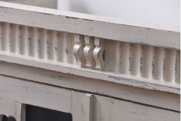 アンティーク家具　アンティークペイント かわいいデザインの脚付き収納棚 (食器棚、キャビネット)