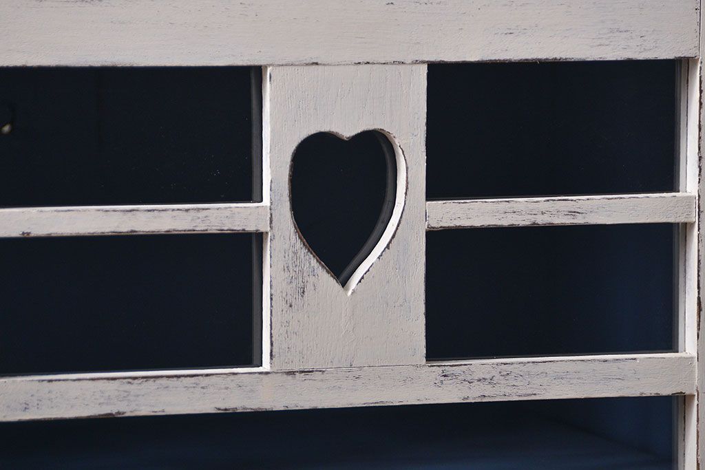 アンティーク家具　アンティークペイント かわいいデザインの脚付き収納棚 (食器棚、キャビネット)