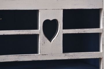 アンティーク家具　アンティークペイント かわいいデザインの脚付き収納棚 (食器棚、キャビネット)