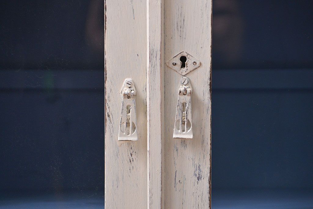 アンティーク家具　アンティークペイント かわいいデザインの脚付き収納棚 (食器棚、キャビネット)