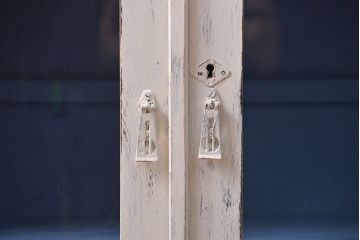 アンティーク家具　アンティークペイント かわいいデザインの脚付き収納棚 (食器棚、キャビネット)