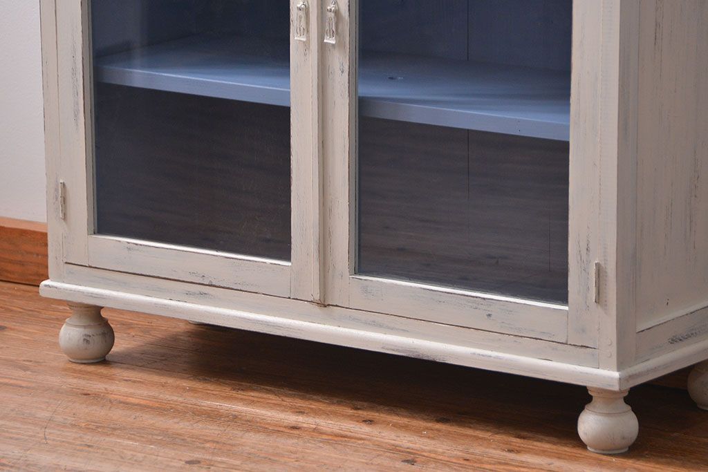 アンティーク家具　アンティークペイント かわいいデザインの脚付き収納棚 (食器棚、キャビネット)