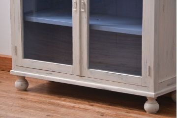 アンティーク家具　アンティークペイント かわいいデザインの脚付き収納棚 (食器棚、キャビネット)