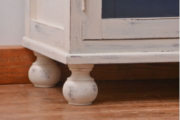 アンティーク家具　アンティークペイント かわいいデザインの脚付き収納棚 (食器棚、キャビネット)