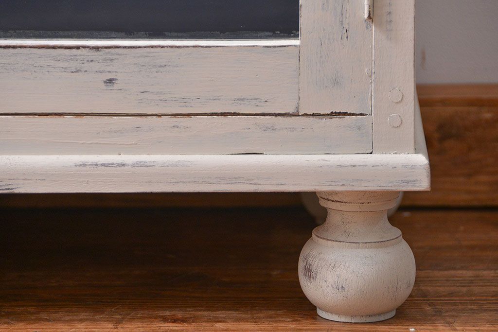 アンティーク家具　アンティークペイント かわいいデザインの脚付き収納棚 (食器棚、キャビネット)