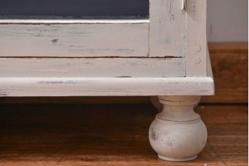 アンティーク家具　アンティークペイント かわいいデザインの脚付き収納棚 (食器棚、キャビネット)