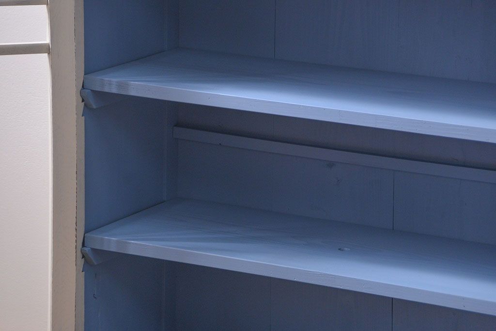 アンティーク家具　アンティークペイント かわいいデザインの脚付き収納棚 (食器棚、キャビネット)