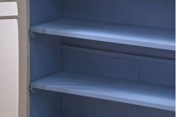 アンティーク家具　アンティークペイント かわいいデザインの脚付き収納棚 (食器棚、キャビネット)