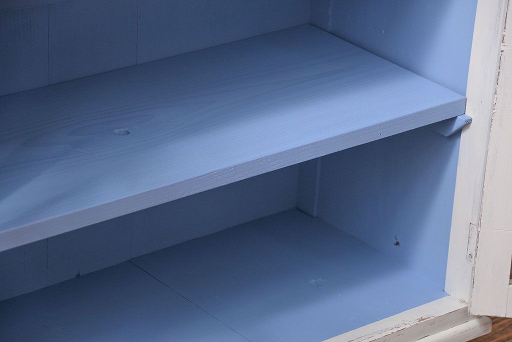 アンティーク家具　アンティークペイント かわいいデザインの脚付き収納棚 (食器棚、キャビネット)