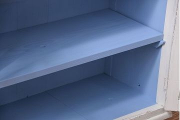 アンティーク家具　アンティークペイント かわいいデザインの脚付き収納棚 (食器棚、キャビネット)