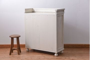 アンティーク家具　アンティークペイント かわいいデザインの脚付き収納棚 (食器棚、キャビネット)