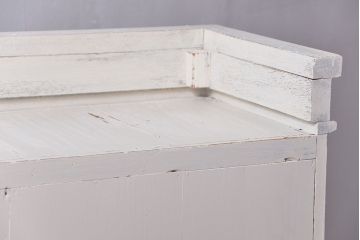 アンティーク家具　アンティークペイント かわいいデザインの脚付き収納棚 (食器棚、キャビネット)