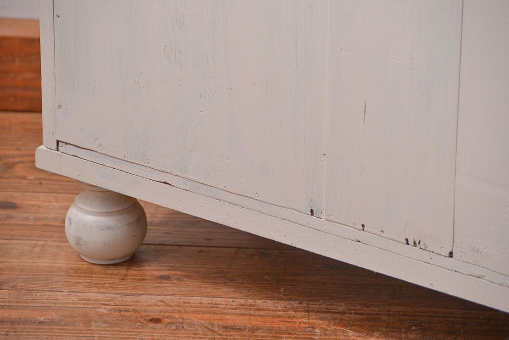 アンティーク家具　アンティークペイント かわいいデザインの脚付き収納棚 (食器棚、キャビネット)