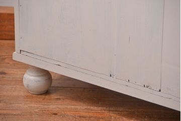 アンティーク家具　アンティークペイント かわいいデザインの脚付き収納棚 (食器棚、キャビネット)
