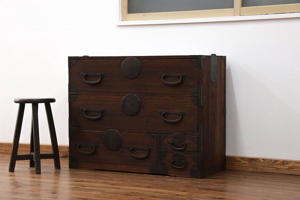 アンティーク家具　古民具・骨董 大きな丸金具の時代箪笥