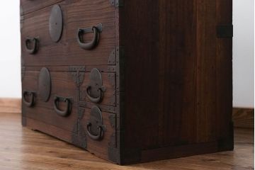 アンティーク家具　古民具・骨董 大きな丸金具の時代箪笥