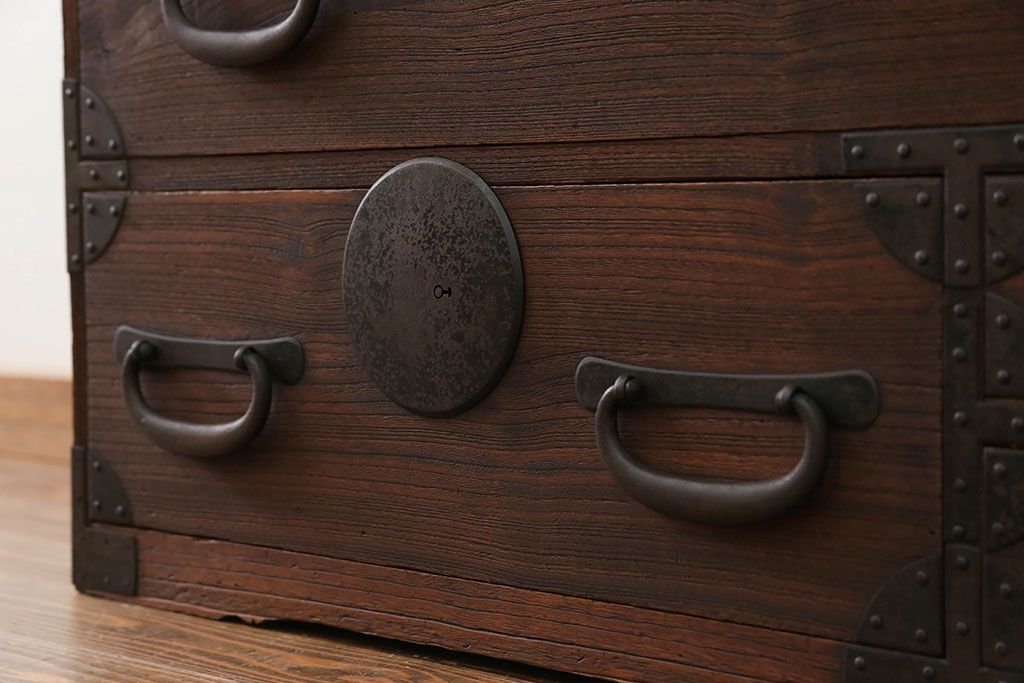 アンティーク家具　古民具・骨董 大きな丸金具の時代箪笥