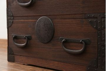 アンティーク家具　古民具・骨董 大きな丸金具の時代箪笥