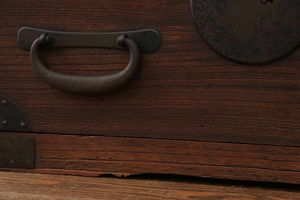 アンティーク家具　古民具・骨董 大きな丸金具の時代箪笥