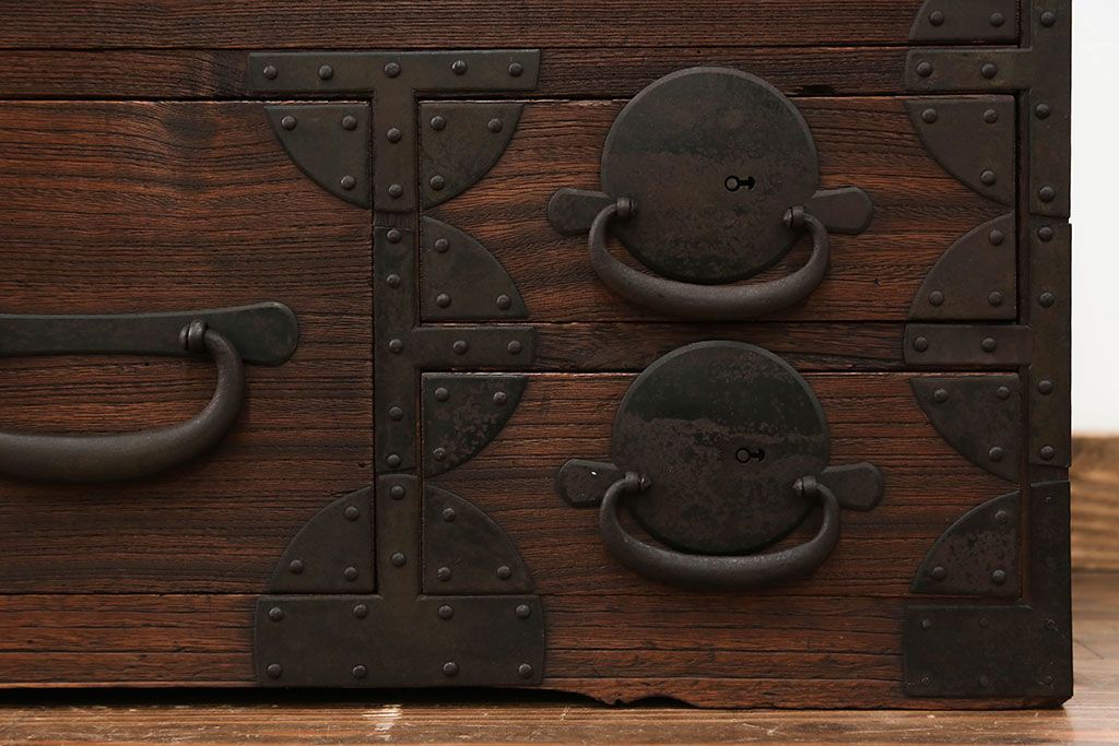 アンティーク家具　古民具・骨董 大きな丸金具の時代箪笥