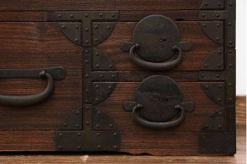 アンティーク家具　古民具・骨董 大きな丸金具の時代箪笥