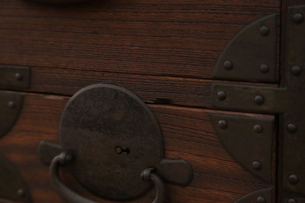 アンティーク家具　古民具・骨董 大きな丸金具の時代箪笥