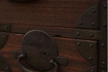 アンティーク家具　古民具・骨董 大きな丸金具の時代箪笥