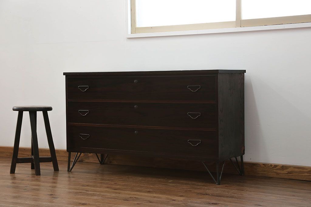 アンティーク家具　アンティーク 鉄脚付きのモダンでシックなローチェスト(ローボード)